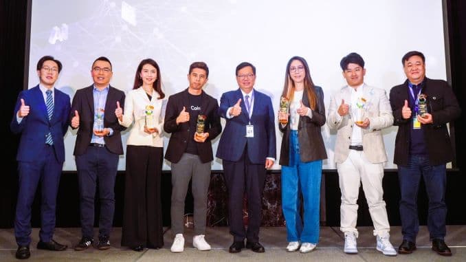 2420641 行政院副院長鄭文燦(右四)與今年區塊鏈價值權威榜得主MaiCoin集團、幣託集團、Rybit加密貨幣交易所、Bitget、博士旺創新、CoinW Crypto Exchange領獎代表合影。