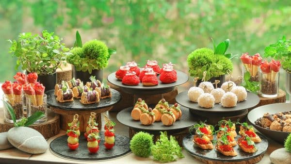 會議餐點百分百使用在地食材,減低食物里程與碳足跡的消耗。廚藝團隊更選用友善雞蛋聯盟認證之放牧雞蛋、動物福利標章認證之牛奶,以及公平交易及雨林聯盟認證的咖啡豆等。