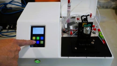 全自動雷射繞射免標記流式細胞計數系統，一小時內就可完成循環腫瘤細胞(CTC)的數量檢測。