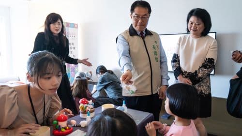 臺南市長黃偉哲與畫廊協會理事長陳菁螢、畫廊協會秘書長游文玫參觀藝術教育展間。