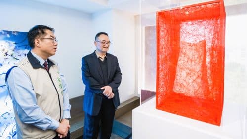 臺南市長黃偉哲(左)與國立故宮博物院院長蕭宗煌參觀ART TAINAN 2024 藏家特展。