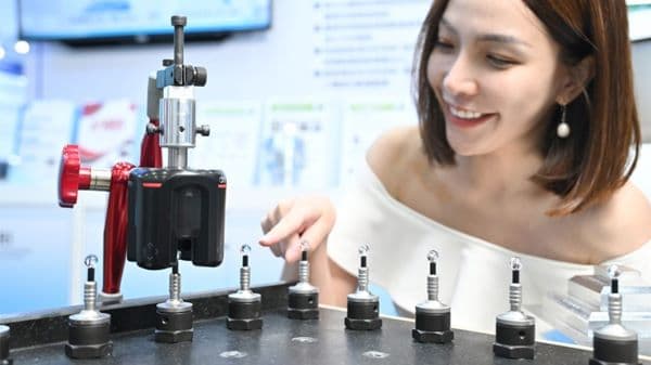 國內首創「AI高精度五軸工具機」