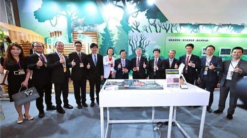 工研院「千瓦級 AI伺服器散熱方案」目前已可將AI晶片的散熱能力由初期的500瓦逐步提升到超過1,000瓦以上，比全球平均節能效果高出三倍，不少貴賓直呼這是現在產業很夯的散熱解決方案。圖左五起為經濟部產業技術司司長邱求慧、台灣太陽光電產業協會理事長徐秀蘭、工研院董事長李世光、總統府資政沈榮津、工研院院長劉文雄、台灣區電機電子工業同業公會理事長李詩欽、工研院電光所所長張世杰。