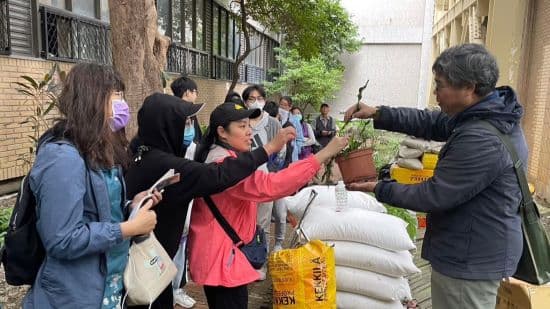 林試所特聘研究員黃曜謀（右）教導北科大建築系學生蕨類植物栽種技巧