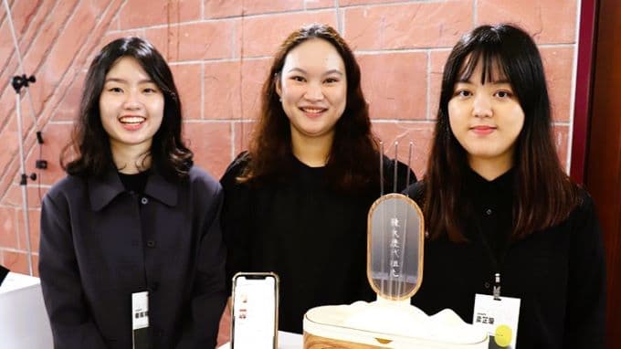 0425301 鍾雨錡(圖左起)、蘇泳晴、梁芷嫙為租屋族打造永續祭祀套組