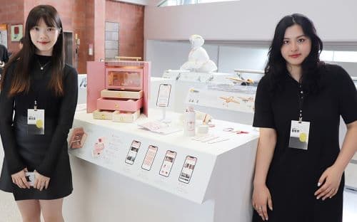 鍾佳霖(圖左)、 羅郁婷結合線上、線下虛實體驗,設計參拜月老體驗組。