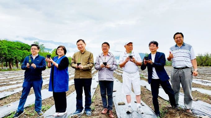 0425400 全台最大薰衣草田今天在台東池上啟動下苗儀式,與會嘉賓使用專業下苗器共同參與下苗作業並合影,圖左起為芙彤園顧問、前台北市產發局長林崇傑、芙彤園創辦人詹茹惠、台東縣副縣長王志輝、池上鄉鄉長林建宏、福樂集團總裁劉金鉎、台糖休憩事業部副執行長過乃旋、和味餐廳暨惜稻花舞農場董事長黃榮華。