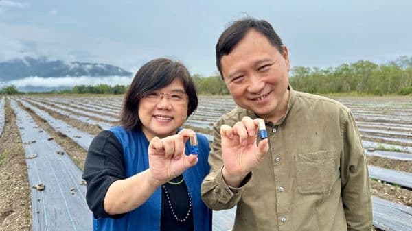 芙彤園創辦人詹茹惠本身擁有調香師國際執照,特別調製專屬「台東的味道」複方精油,趁著今日活動贈送給台東縣副縣長王志輝。