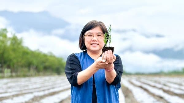詹茹惠說,這次協同惜稻花舞休閒農場共同契種,她期盼這片薰衣草田能成為一畝畝永續發展的綠色淨土,以台灣自製精油催化地方經濟發展、帶動產業轉型,同時也保護當地自然環境。