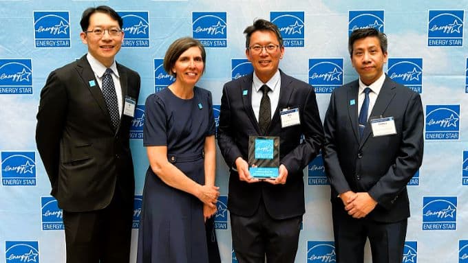 0429201 連續第7年獲頒美國能源之星傑出永續獎,由台達美洲區風扇暨視訊系統副總裁Alex Lee(右二)代表領獎。