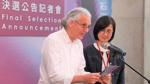 國際陶藝學會(IAC)主席Torbjørn Kvasbø(左)、新北市政府文化局副局長于玟(右)宣布首獎得主。