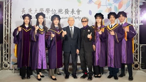 長庚大學校長湯明哲(左四)、學位袍設計師方國強與6位身穿專屬學位袍的畢業生合影。
