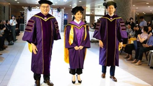 長庚大學三位醫師校友李立昂(左起)、廖苑利及陳品元應邀穿著碩士與博士學位袍走秀。