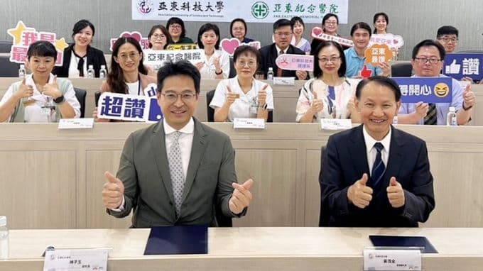 0514301 亞東科大校長黃茂全(前排右起)、亞東紀念醫院醫事副院長林子玉。
