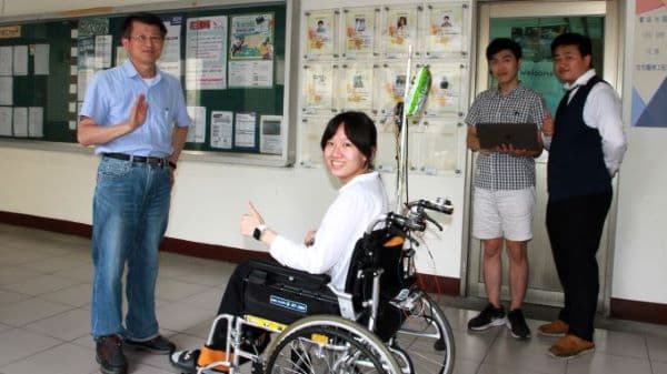 元培醫工系學生畢業專題研究人體辨識輪椅自動輔助煞車系統。