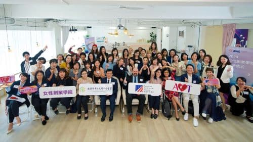 中企署長何晉滄、AIT組長王競時與本屆學員合影。