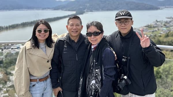 新任國發會主委劉鏡清(左2)與妻子黃麗惠及一對子女