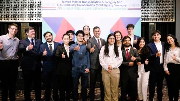 巴拉圭總統貝尼亞與成運汽車 4 月 3 日在台科大招募到的巴拉圭在台留學生相見歡並合影。