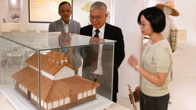 0525101 校長王錫福(中)觀展國寶級工藝師陳振龍打造的大阪式菸樓建築模型。