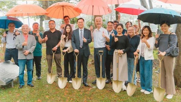 元智師生於六館後方鳳凰花樹下植樹並合影