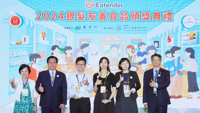 0628102 農業部黃昭欽次長(左2)、農業科技司李紅曦司長(左1)、食品所廖啓成所長(右1)與 今年銀髮友善食品金饌獎業者合影。