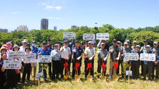 國家公園署署長陳茂春鼓勵淨零減碳，當個快樂種樹人並期盼與更多企業一起植樹減碳。圖為國家公園署與各企業代表手持種樹工具參與高雄都會公園植樹造林活動。