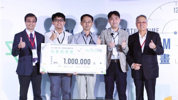 創業傑出獎台大水質智慧檢測團隊領獎並合影。