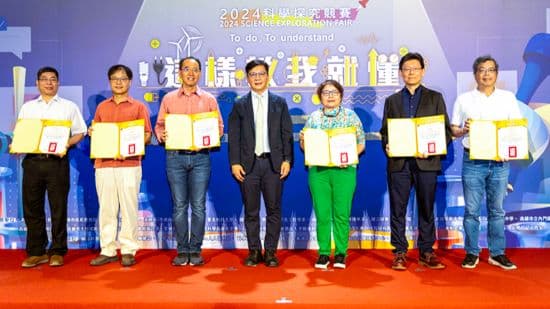 教育部政務次長張廖萬堅頒發獎狀感謝共同主辦單位國研院國網中心與科博館、海生館、海科館、科教館、科工館五大館所。