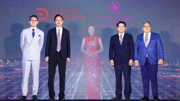 圖左起為數字王國執行長謝安、桃園市長張善政、桃園國際機場董事長楊偉甫、環亞集團創辦人兼執行長宋海西，與虛擬人鄧麗君（中）合影。