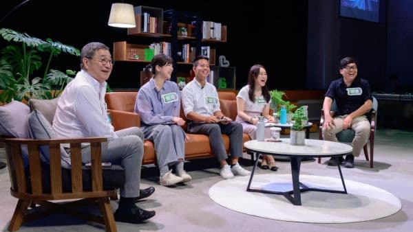 台泥董事長張安平（左一）在首場講座暢談「台泥人的歐洲之旅」，從人文、歷史、到飲食等不同角度探索最重視氣候變遷議題的歐洲；回應同仁問題時則期許台泥能成為影響更多企業的標竿。