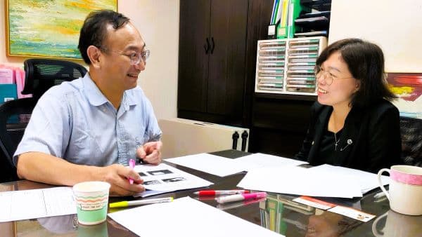 北分署銀髮人才資源中心人員向天成飯店人力資源處何經理(右)說明113年中高齡企業輔導團服務內容。