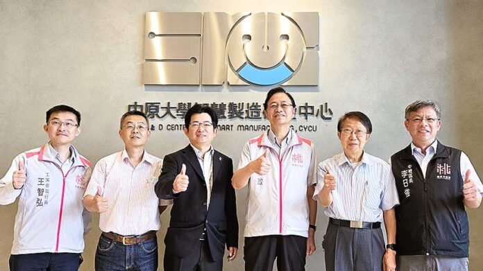 桃園市長張善政出席傳統產業邁向智慧製造轉型趨勢論壇並合影。