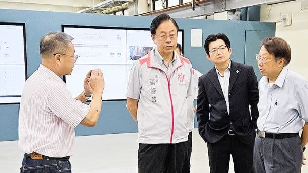 桃園市長張善政(左2)由中原大學智慧製造研發中心主任陳夏宗(右1)導覽。