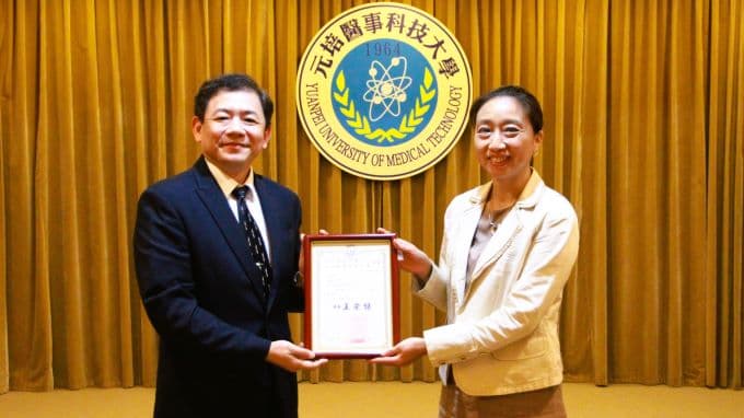 0802401 元培科大113學年主管布達,新設國際副校長力拚國際招生等事務,圖左起校長王綮慷、國際副校長黃曉令。