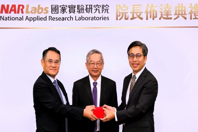 0820501 國研院新舊任院長交接,由國研院董事長吳誠文(中)監交。圖為代理院長林法正將印信交接給新任院長蔡宏營(右)。