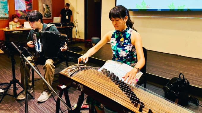 0824301 入圍金曲獎放風箏樂團許嫚烜與蔡偉靖,日前擔綱客家周末沙龍演出一隅。