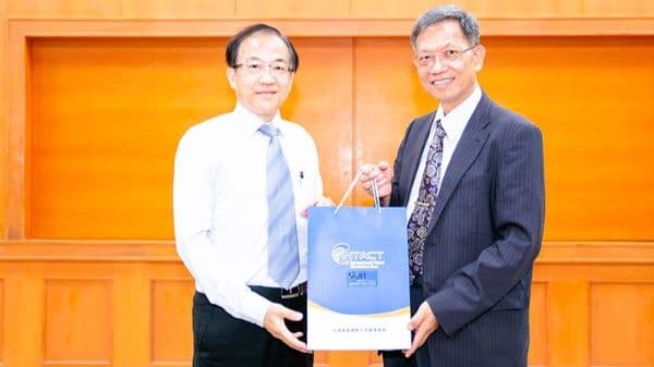 明新科大校長林啟瑞(右)與國合會副秘書長李志宏交換紀念品。