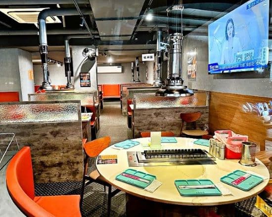 思犇串烤用餐空間寬敞、座位數多，每桌都有自動串烤機