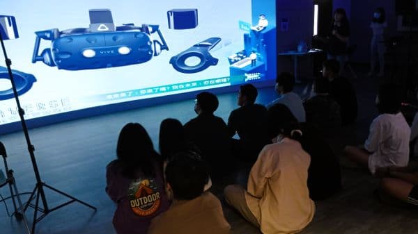 中原大學舉辦AI相關課程與活動，學生聆聽VR工具使用說明