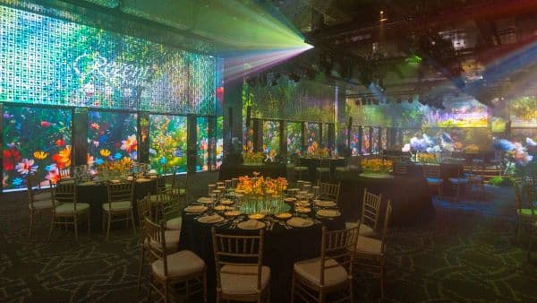 高效雷射光源的投影角度從窗景到地面投影，高效靈活、沉浸效果更好，創造出讓賓客驚豔的視覺新體驗。