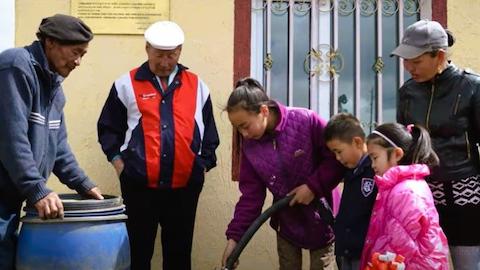 蒙古家扶中心與當地水利局合作興建供水站