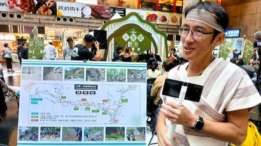太魯閣國家公園管理處長劉守禮為民眾講解太魯閣國家公園目前規劃開放期程。