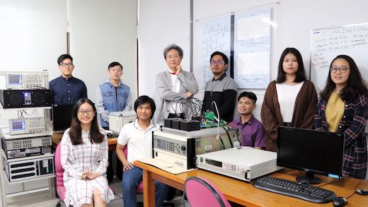 圖為洪穎怡(後排左3)與研究生團隊合影