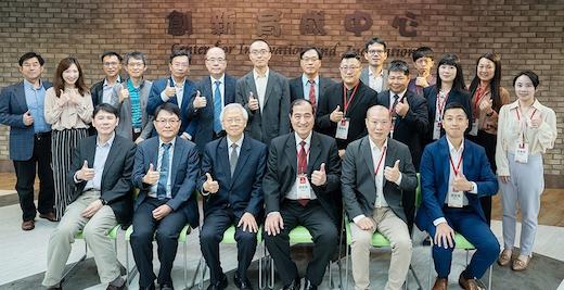 長庚大學與匯德生技簽署產學合作備忘錄與會貴賓與師生合影。