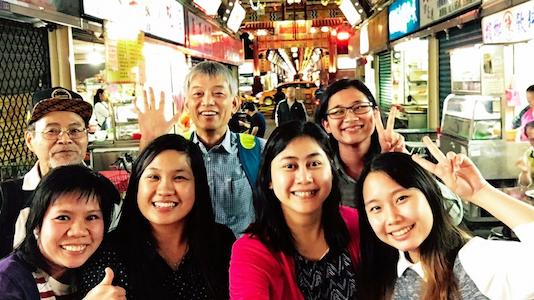外籍生逛夜市，深入了解台灣文化。