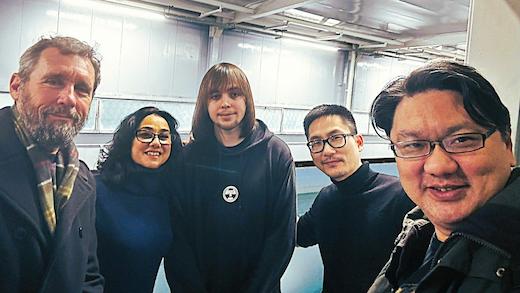 益珂環能總經理周家豪博士與Zoex董事Cuan Boake博士（圖左起）、執行長 Ash Penley博士與Zoex團隊在英國實驗室合影