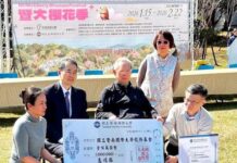 櫻花林下傳佳話 袁頌西百萬助攻暨大 暨大首任校長袁頌西(圖中)重返30年前親手開闢的校園,捐贈新臺幣100萬元做為暨大校務發展基金