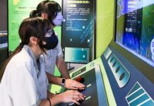 國家科技寶藏移展 奇麗灣闖關正當時 國家科技寶藏-科學家秘密基地2.0移展蘇澳奇麗灣珍奶文化館,為期一年。透過博物館-產業-校園的鏈結與觀光工廠合作,為宜蘭學子建構更便利、豐富的課外教學園地。圖為青少年融入情境依遊戲角色扮演闖關中