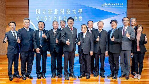 北科大校長任貽均就職並與總統府資政顏志發、資政沈榮津、立法委員王世堅名譽博士、考試院前院長黃榮村、教育部常務次長朱俊彰等政府部會長官代表合影