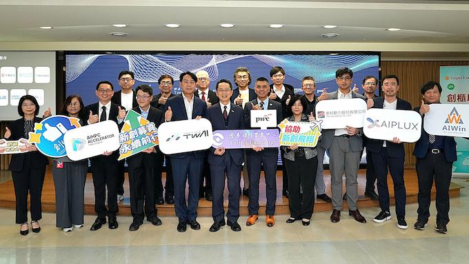 0206101 AI新創創櫃啟航計畫入選企業投資推薦夥伴與會貴賓合影。櫃買中心董事長簡立忠(右6)、總經理陳麗卿(右4)、台智雲總經理吳漢章(左5)、財務長謝家禎(左4)、AI超算加速器計畫執行長周秉輝(左3)、資誠審計服務營運長林永智(右5)、幕僚長暨審計服務會計師張淑瓊(左1)